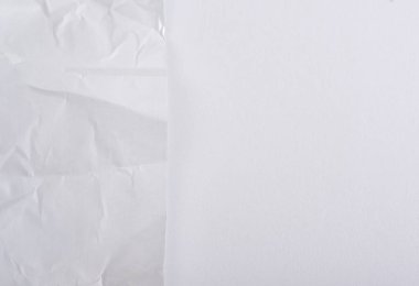 beyaz arkaplanda beyaz bir kağıt şeridi