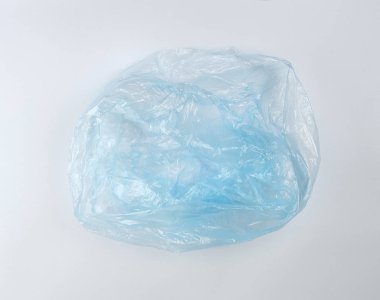 beyaz bir arka plan üzerinde çöp için mavi plastik torba