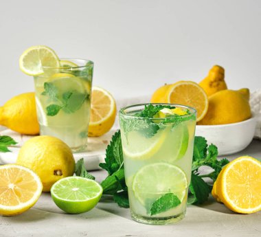 limon, nane yaprakları, bir gl kireç ile ferahlatıcı içecek limonata