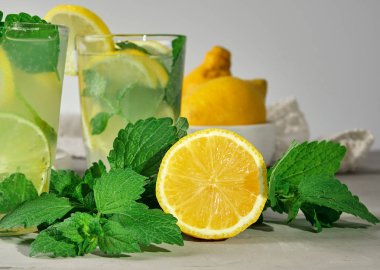 yarım sarı limon ve taze yeşil nane
