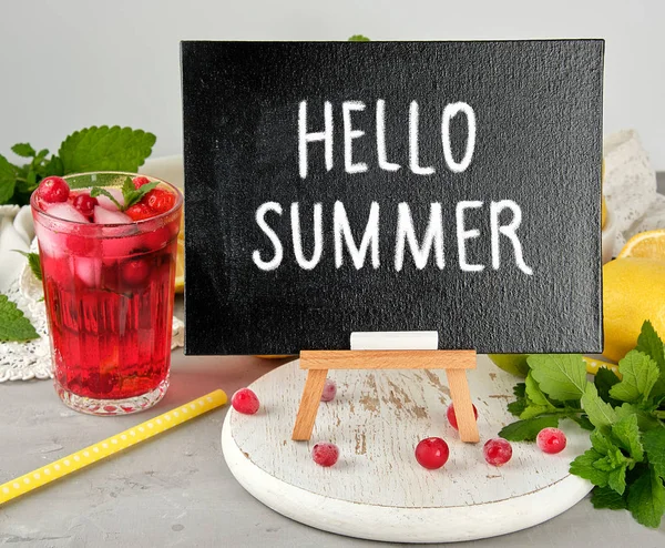 Pizarra de tiza negro para escribir una receta de bebida de verano y un vaso — Foto de Stock