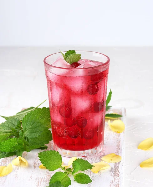 Bebida refrescante de verano con bayas de arándanos y piezas o —  Fotos de Stock