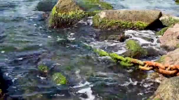 Corrente Enferrujada Navio Encontra Nas Pedras Cai Mar Dia Verão — Vídeo de Stock