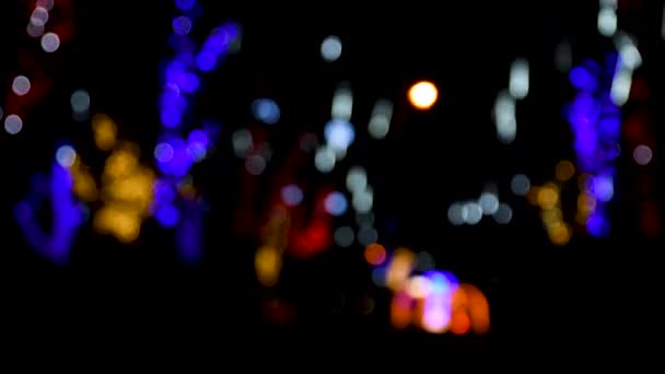Θαμπό Φόντο Του Δρόμου Πολύχρωμα Φώτα Νύχτα Κινείται Και Αναβοσβήνει — Αρχείο Βίντεο