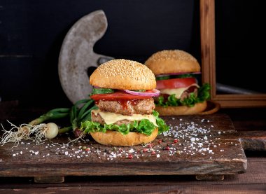 İki kızarmış cutlets, peynir ve sebze ile büyük Burger 