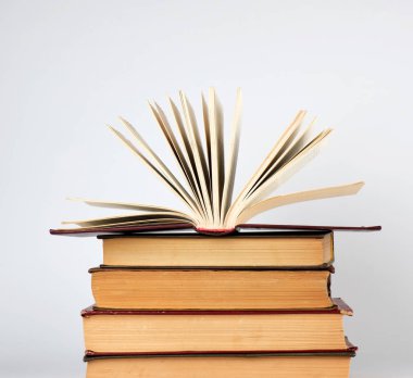 Kitaplar ve sarı sayfalar ile açık bir kitap yığını