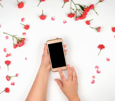 iki kadın eller boş bir siyah SCR ile bir akıllı telefon tutuyor