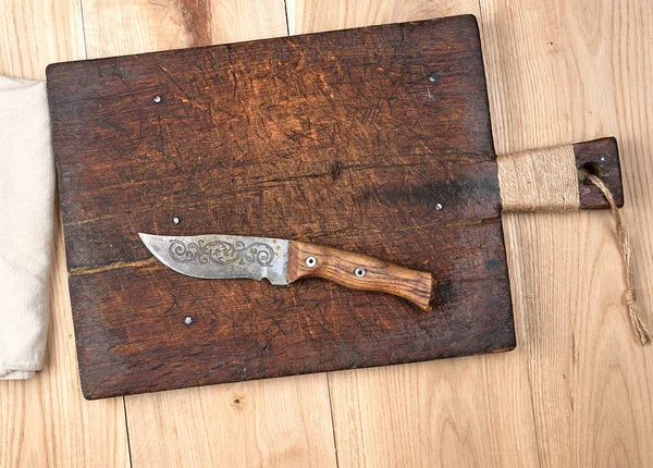 Vieille planche à découper de cuisine en bois vide et couteau — Photo