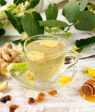 zencefil ve ıhlamur çay ile şeffaf fincan 