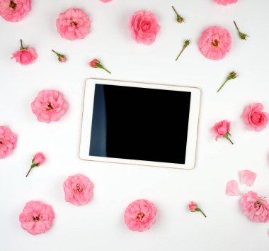 Beyaz elektronik tablet boş bir siyah ekran ve çiçeklenme b