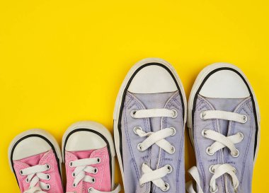 sarı bir b farklı boyutlarda giyilen tekstil ayakkabı iki çift