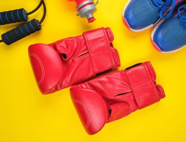 kırmızı boks eldiven ve mavi spor ayakkabı çifti