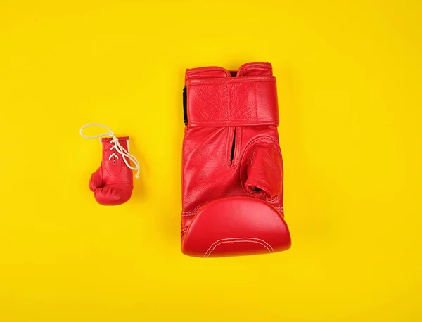 Deux gants de boxe rouges sur fond jaune — Photo