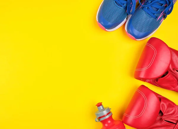 Paire de gants de boxe rouge et baskets bleues — Photo