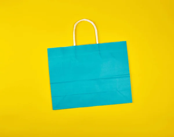 Bolsa de compras rectangular de papel azul con asa blanca — Foto de Stock