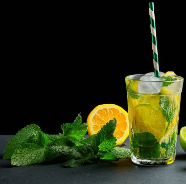 limon, nane yaprakları, buz küpleri ile serinletici içecek limonata