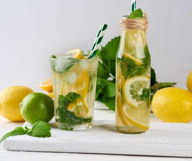limon, nane yaprakları, kireç ile yaz serinletici içecek limonata 