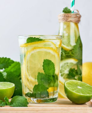 limon, nane yaprakları, kireç ile yaz serinletici içecek limonata 