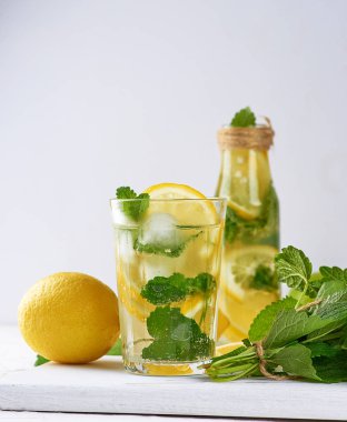 limon, nane yaprakları, kireç ile yaz serinletici içecek limonata 