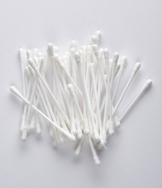 kulak temizliği ve diğer hygi için beyaz pamuk ile plastik çubuklar