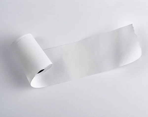 Белый лист бумаги скручен, белый фон — стоковое фото