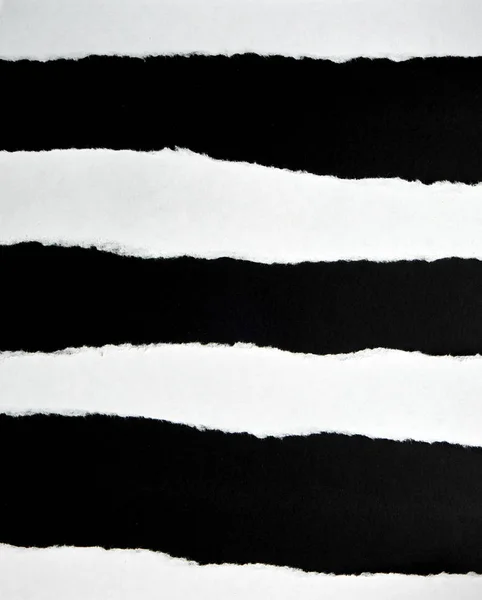 Bandes de papier blanc déchirées sur fond noir — Photo