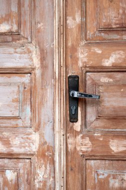 bir eski püskü kahverengi ahşap kapı bir demir saplı parçası