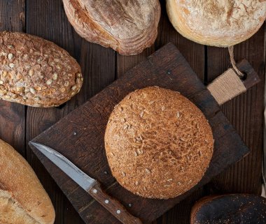 Beyaz buğday unu ve çavdar ekmeğinden yapılmış somunlar.