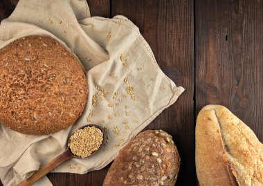 bir bej mutfak havlusu üzerinde pişmiş çeşitli ekmekler