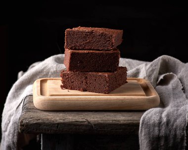 çikolatalı brownie kek pişmiş kare parçalar yığını 