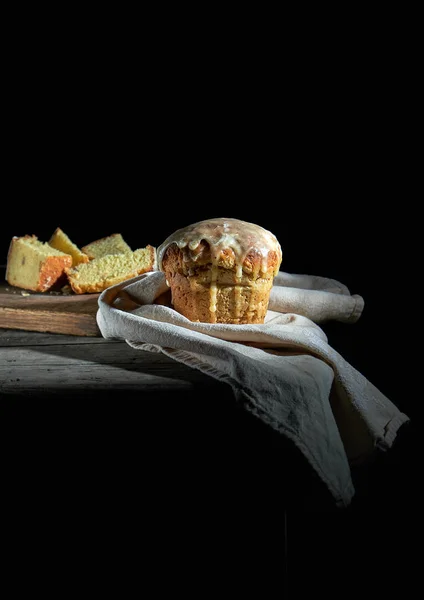 Traditional Ukrainian Easter pastry lies on a gray linen towel — Stock Photo, Image