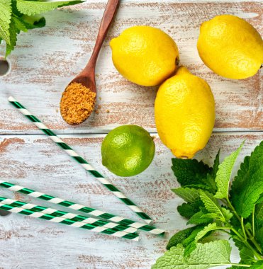 olgun sarı bütün limon ve kireç, kahverengi şeker 