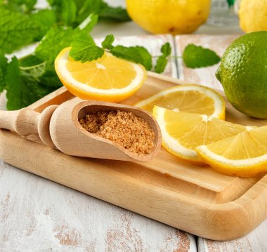 sarı limon ve limon, kahverengi şeker ve taze nane 