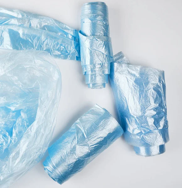 beyaz bir arka plan üzerinde çöp için mavi plastik torbalar