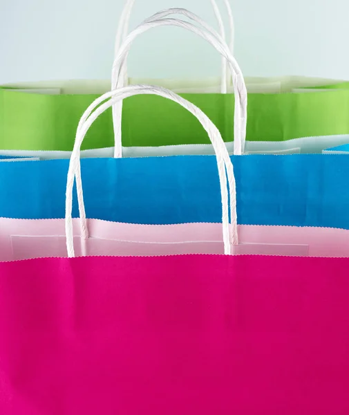 Sacos de compras de papel multicoloridos retangulares — Fotografia de Stock
