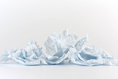 not defterinden hücreye boş yırtılmış kağıt parçaları 