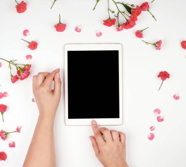 boş siyah ekran lı beyaz elektronik tablet ve iki kadın