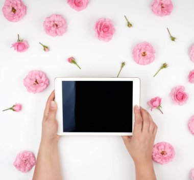 boş bir siyah ekran ve iki kadın elleri ile elektronik tablet