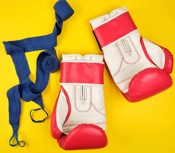 Par de guantes de boxeo de cuero rojo y vendaje textil azul , —  Fotos de Stock