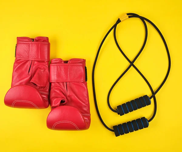 Paire de gants de boxe en cuir rouge et entraîneur noir hand expande — Photo