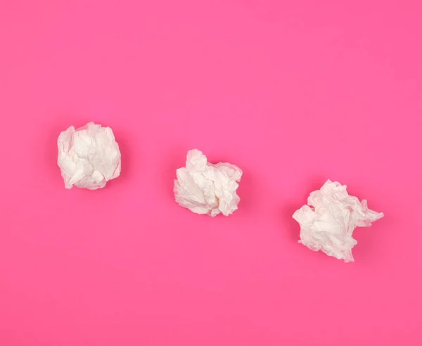 Tiga serbet kertas putih kusut pada latar belakang merah muda — Stok Foto