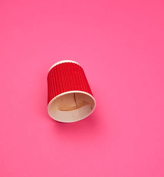 커피에서 골판지 가장자리와 사용 종이 빨간 컵 — 스톡 사진