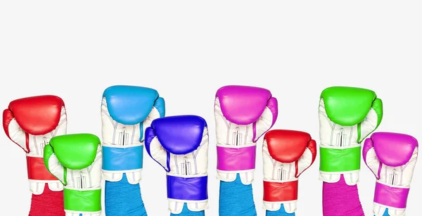 Mãos vestidas com luvas de boxe de couro multicoloridas brilhantes levantar — Fotografia de Stock