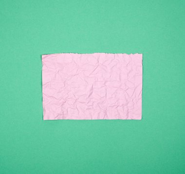 yeşil bir backgr üzerinde kağıt boş buruşturulmuş pembe dikdörtgen levha