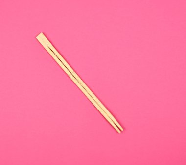 pembe bir arka planda iki ahşap çubukları