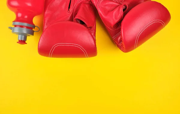 Пара красных кожаных боксерских перчаток — стоковое фото