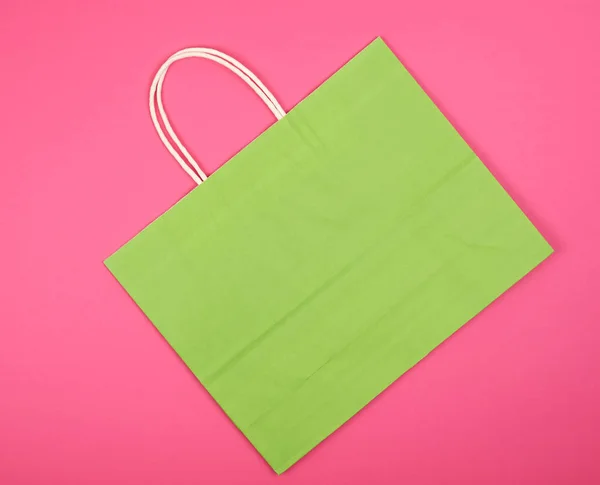 Saco de compras de papel verde vazio com uma alça — Fotografia de Stock