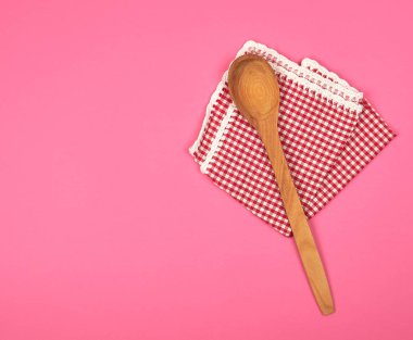 kırmızı mutfak havlusu üzerinde tahta kaşık