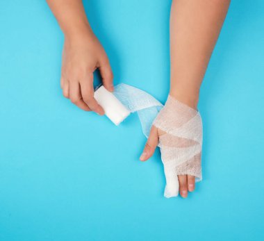 kol mavi bir arka plan üzerinde beyaz steril bandaj sarılmış