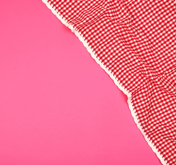 Wit rood geruite keuken handdoek op een roze achtergrond — Stockfoto